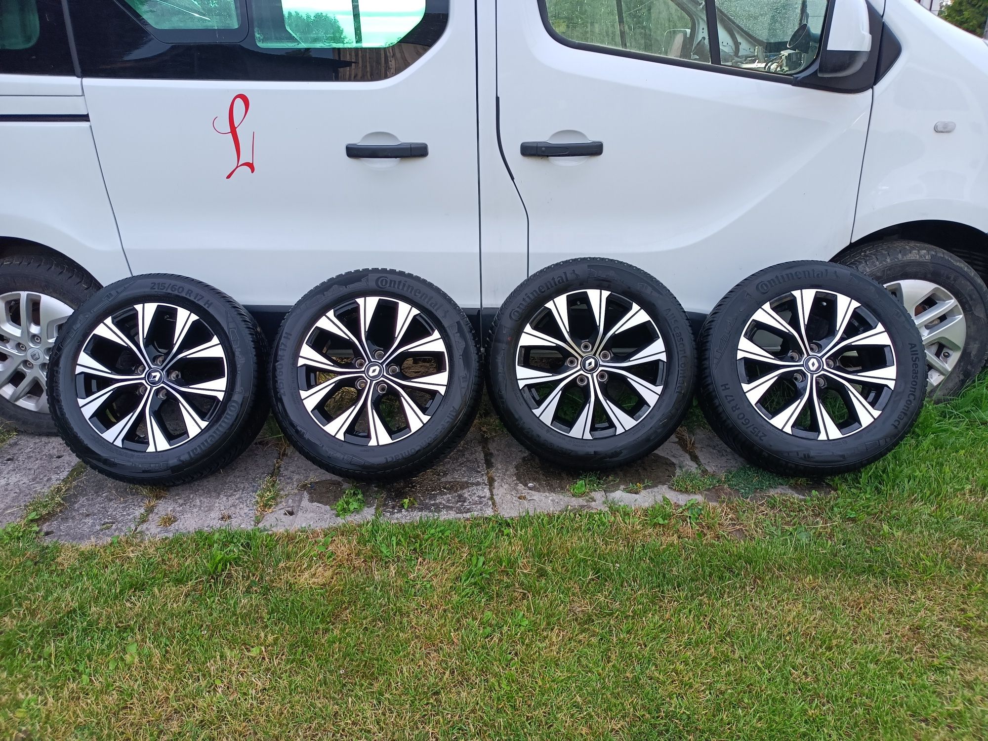 Sprzedam komplet opon do Renault Captur 215/60 R17