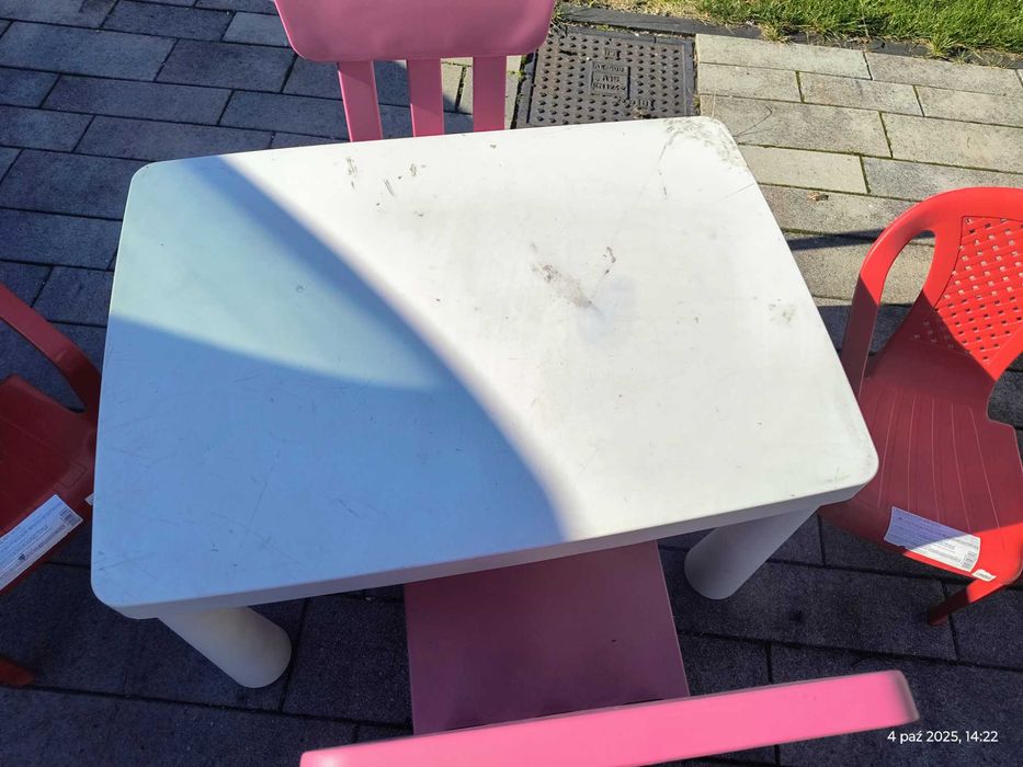 stolik ikea dla dzieci dwa różowe krzesełka