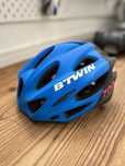 Capacete Btwin azul e preto