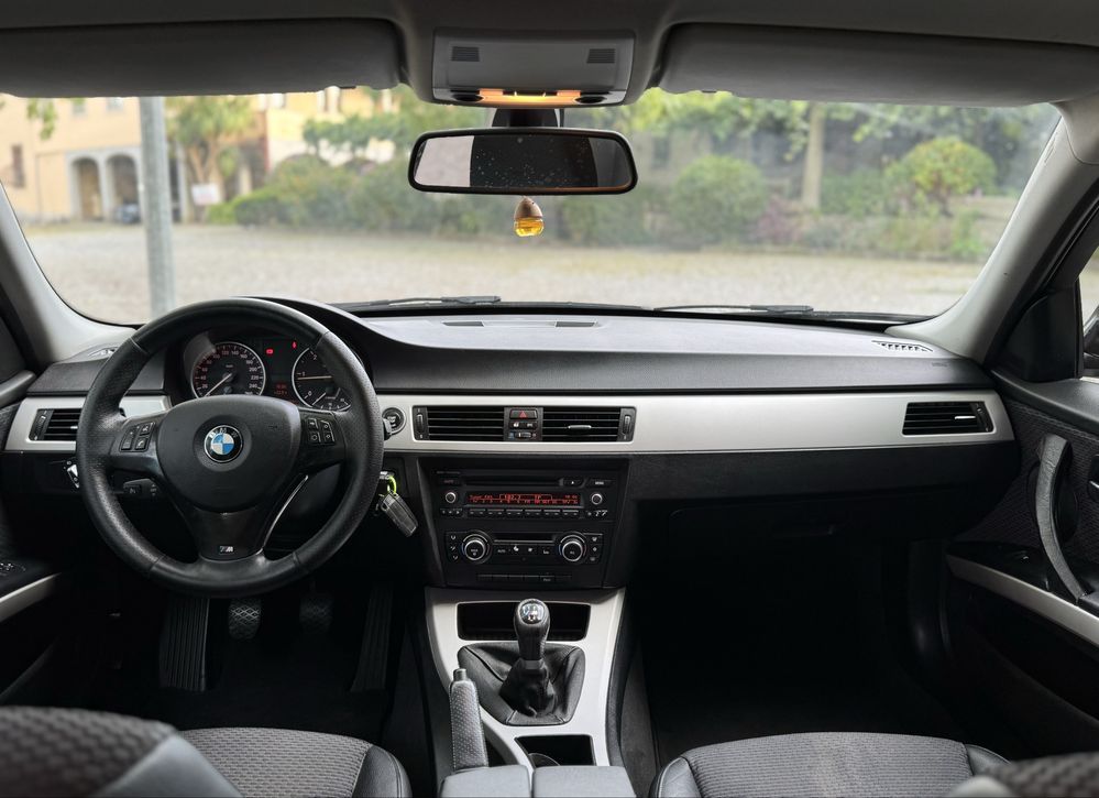 BMW - 318d - LCI