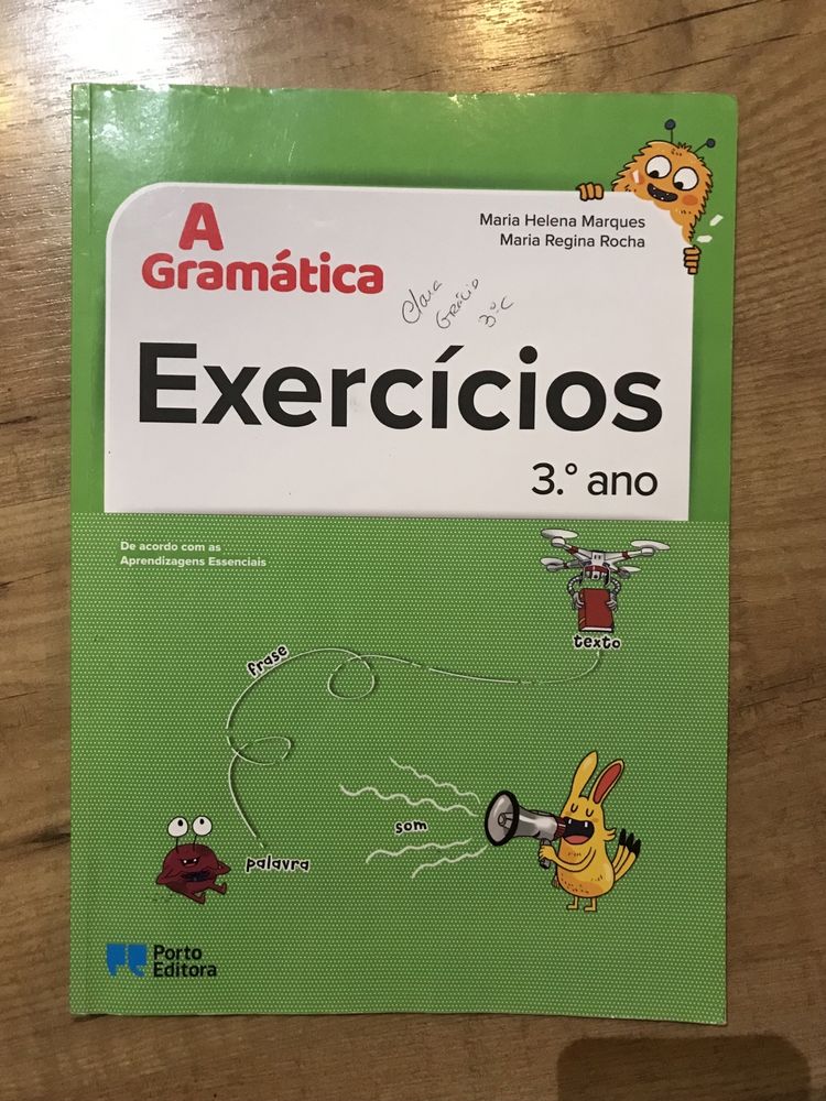 Livros de fichas e manuais escolares