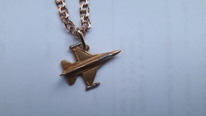 Złoty samolocik F-16 na szyje.