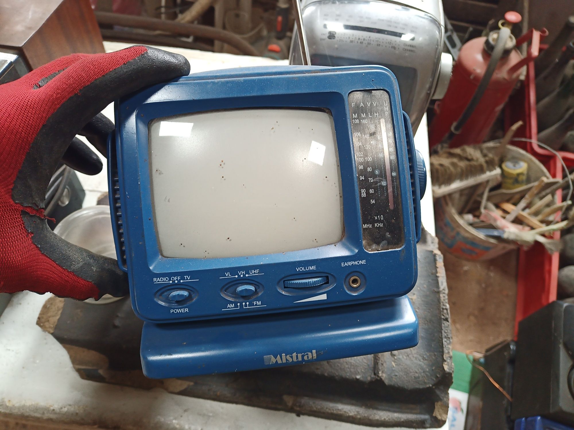Stary telewizor turystyczny Mistral TV 502R na baterie