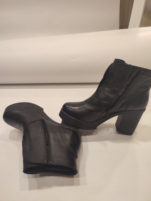 Продам ботильоны, ботиночки женские , кожаные, цеховые .