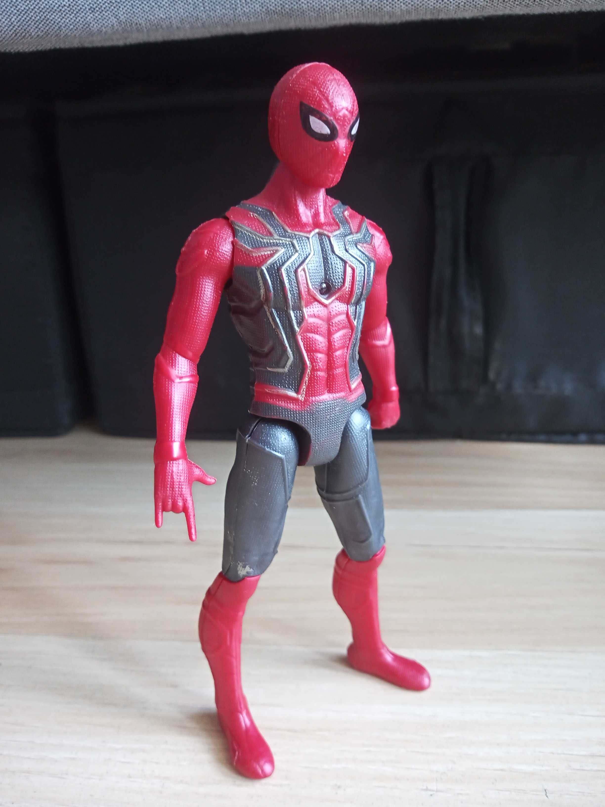 SpiderMan Spider-Man święcący 17 cm Marvel
