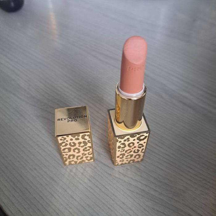 Szminka nude Revolution pro