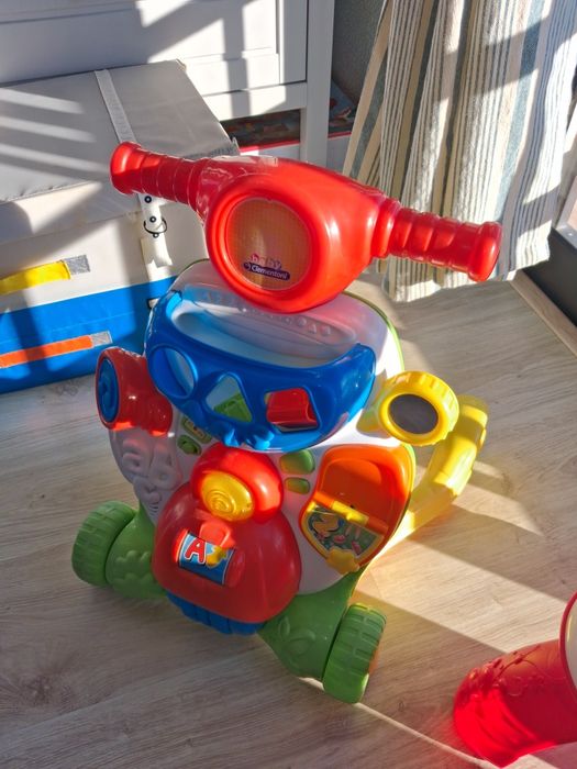 Marsupio, andador e mesa de sons