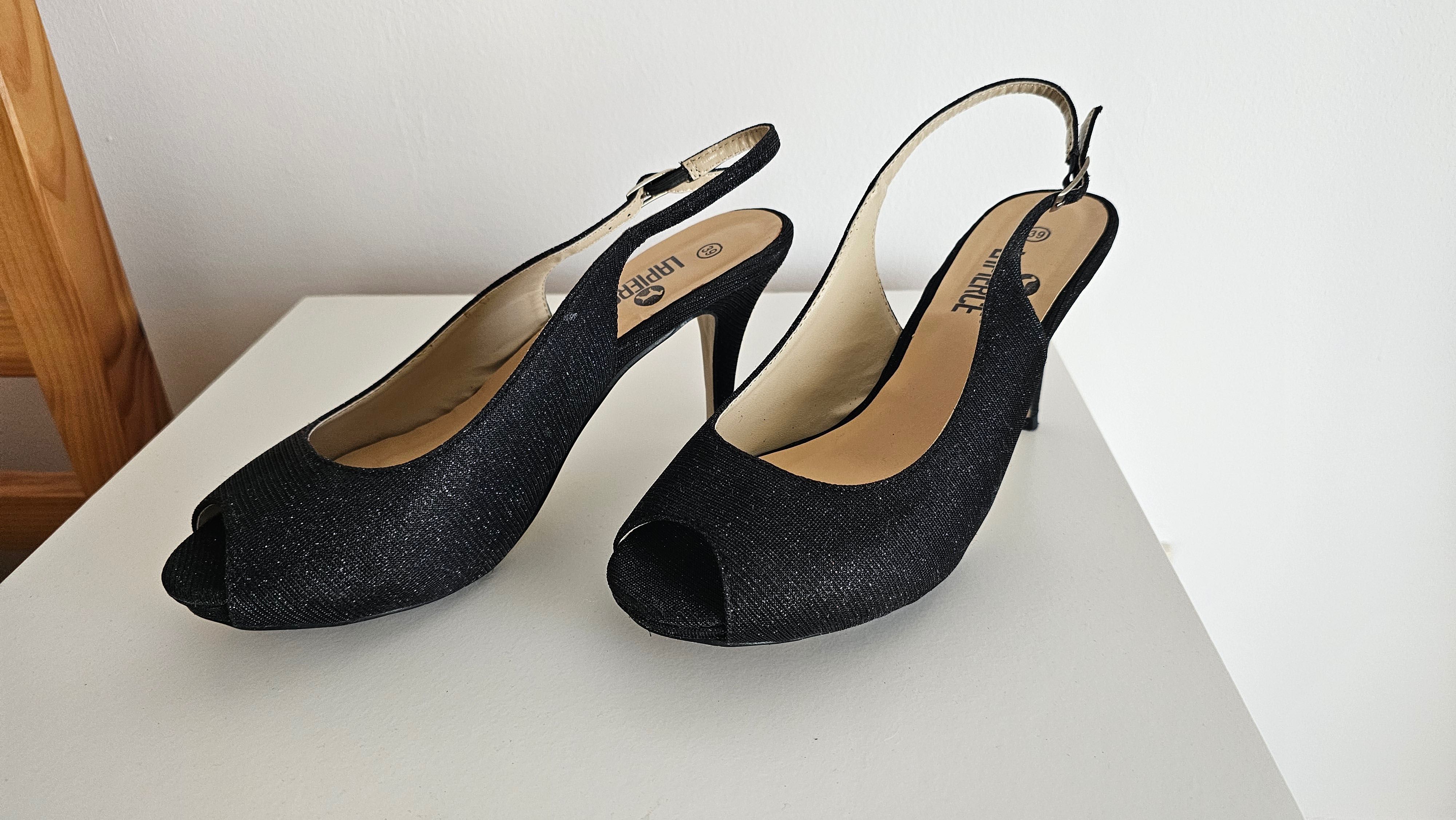 Sapatos de cerimónia com brilhantes