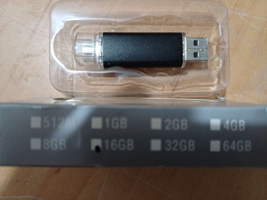 Nieużywany pendrive 16 GB.