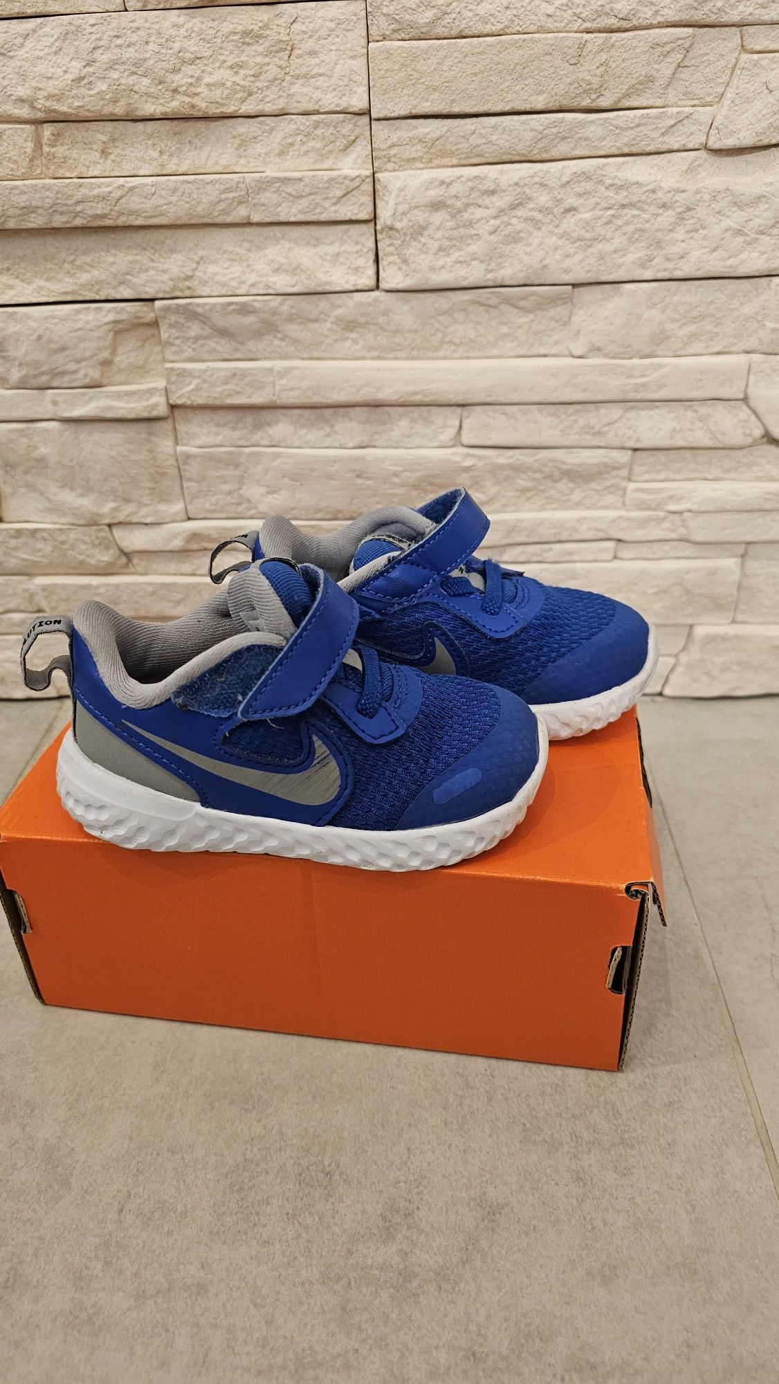 Buty dziecięce niemowlęce Nike Revolution r.22