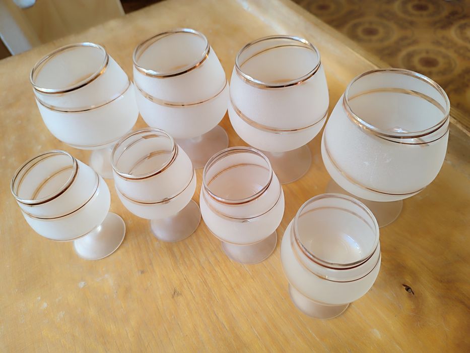 Lampk ii kieliszki z mlecznego szkła z okresu PRL-U