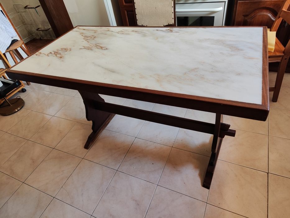 Mesa de cozinha em madeira maciça