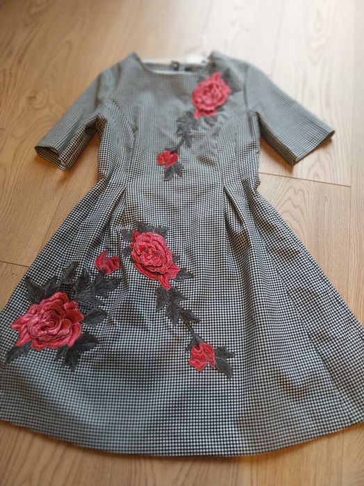 Sukienka w kratke i kwiaty