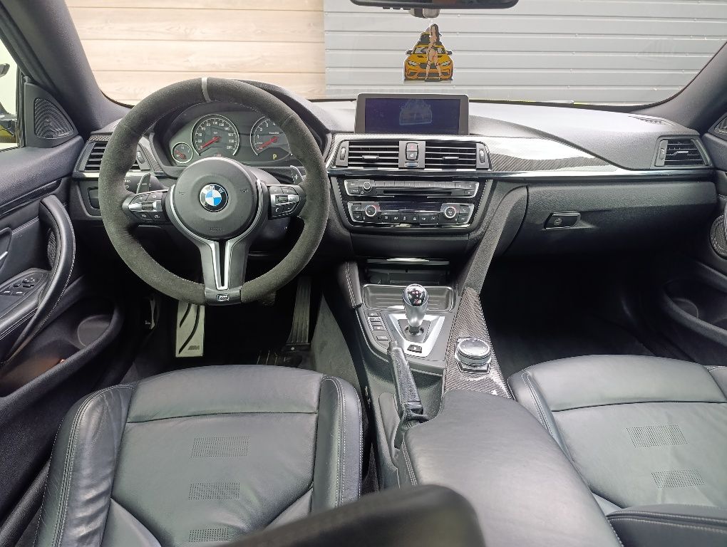 BMW M4 F82 Austin Yellow