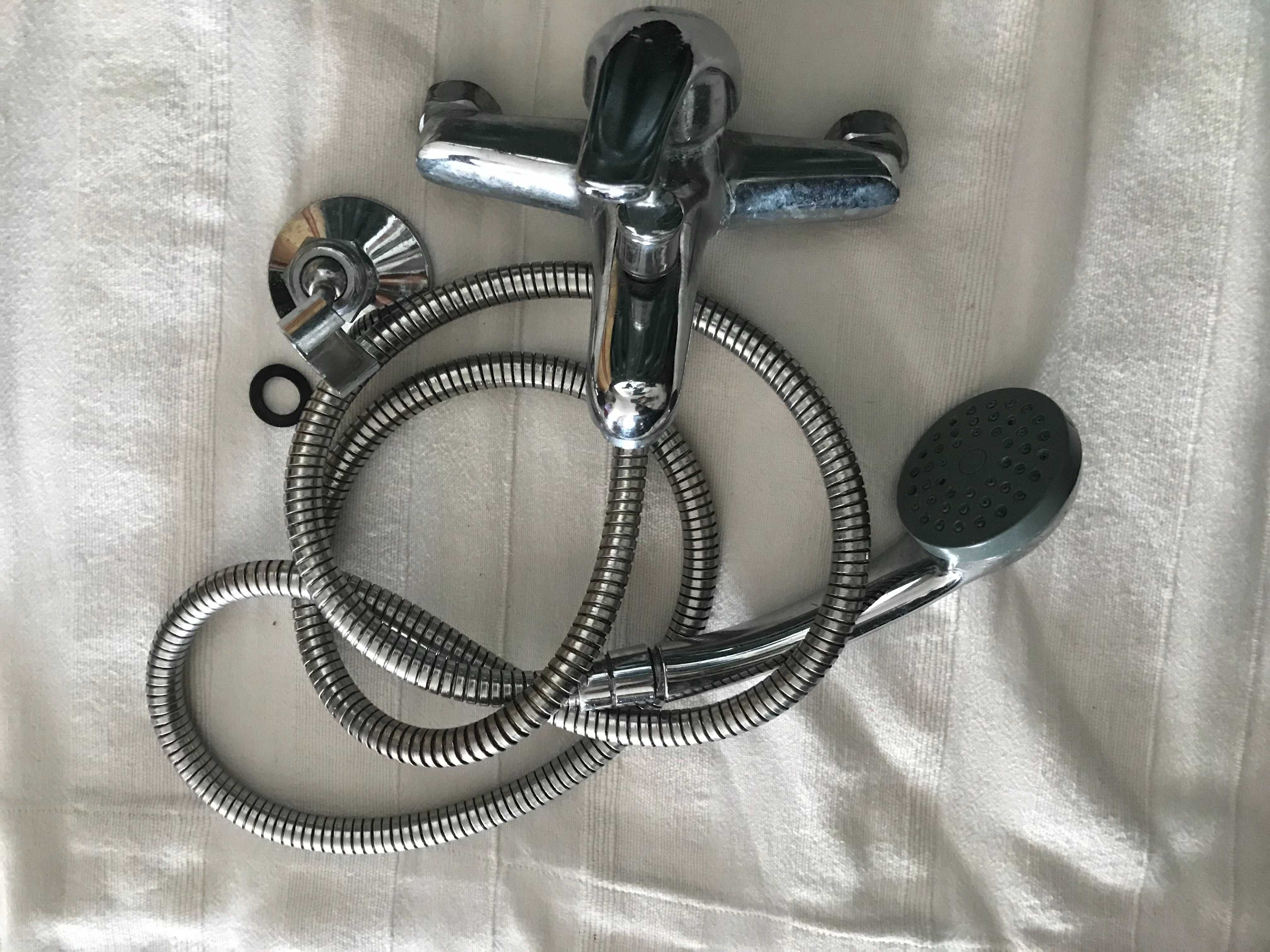 Torneira misturadora completa WC, com chuveiro, suporte e acessórios