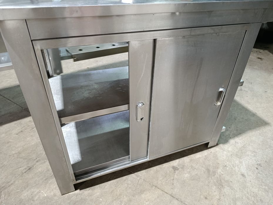 Mesa em inox com portas