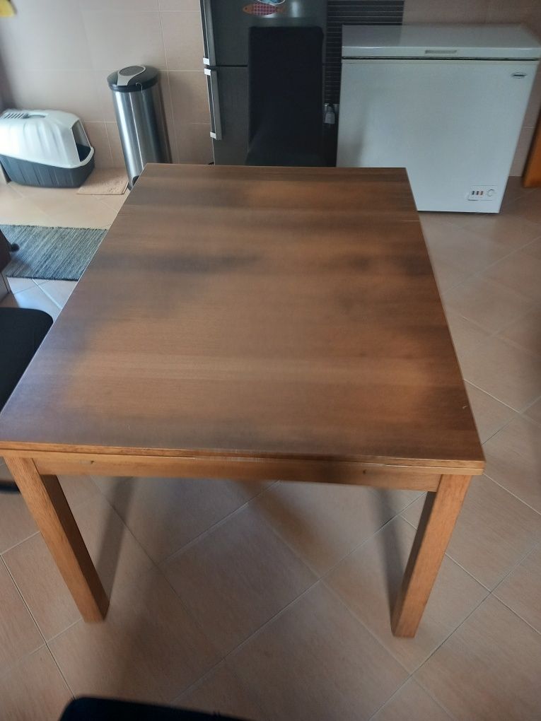 Mesa em madeira para sala de jantar ou cozinha