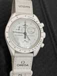 Omega Swatch SO33W700 – Snoopy Księżycowa Faza
