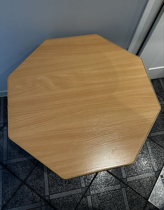 Mały stolik kawowy + żyrandol