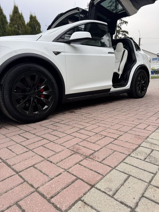 Пподам Tesla Model X