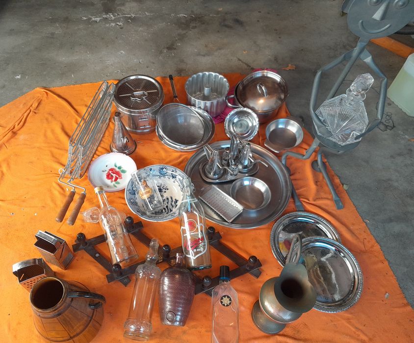 Louças e outros Utensílios de cozinha usados . Garrafas. E muito mais