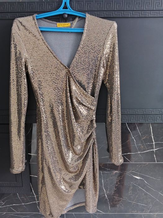 Стильне золотисте плаття.