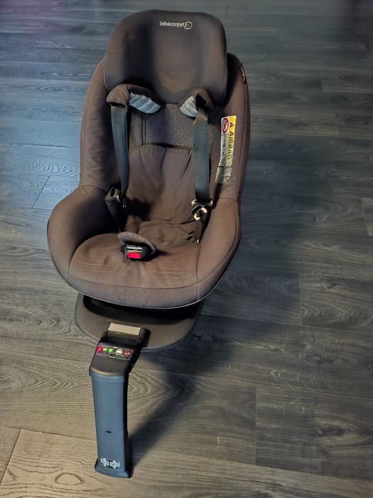 Cadeira auto e Isofix Bebeconfort em bom estado