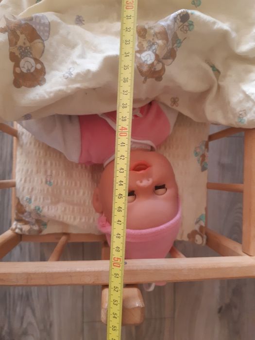 Kołyska z lalką wydającą dźwięki