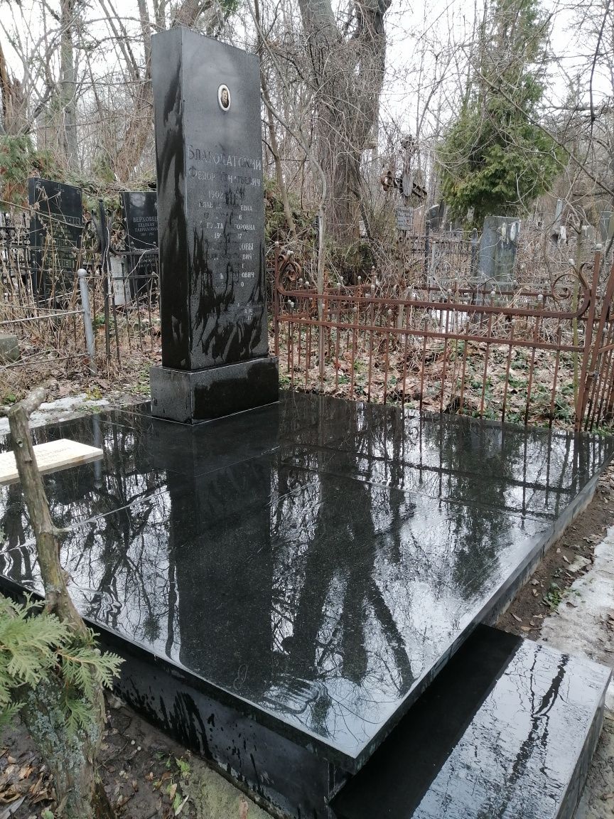 Прибирання могилок на Байковому  кладовищі. Уборка. Догляд за могилами