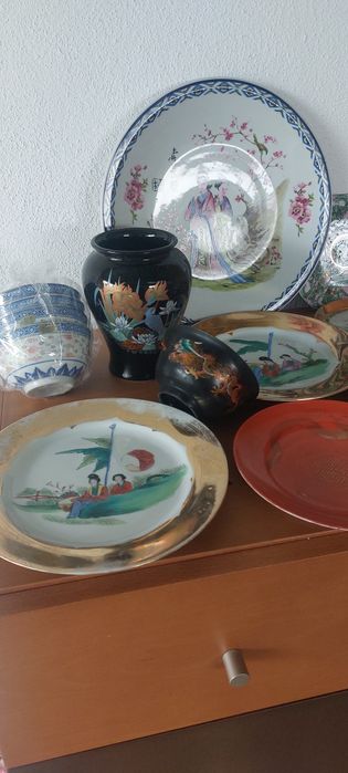 Várias peças louça orientais