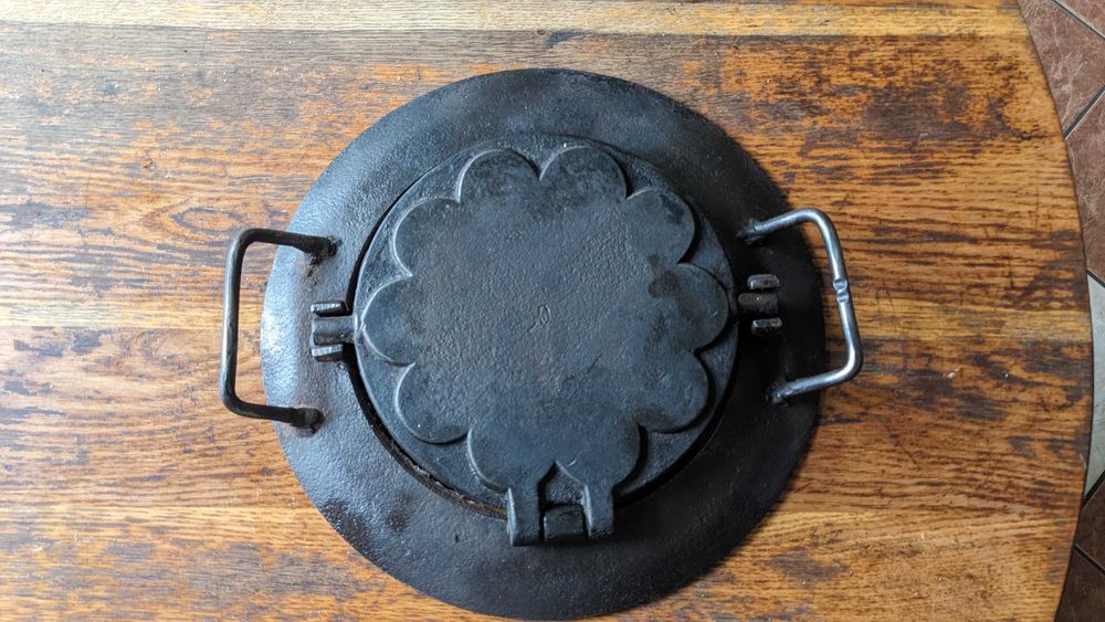 Żeliwna poniemiecka gofrownica z fajerką