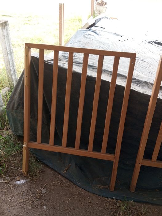 Cama de bebê simples com tudo