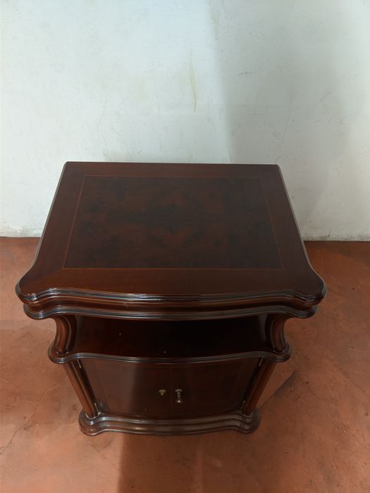 Mesa de televisão + garrafeira