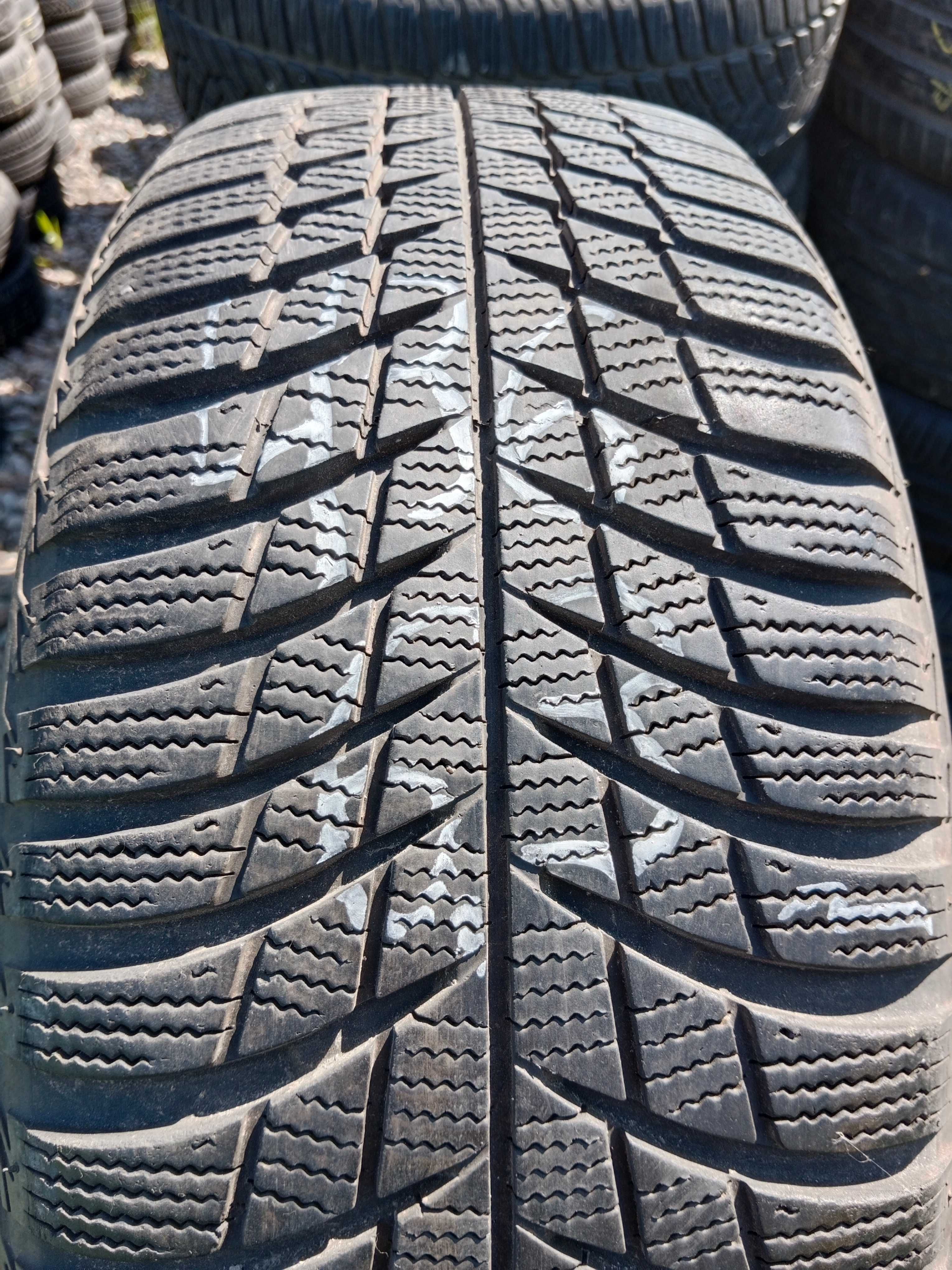 Opona używana zimowa 205/55R15 Bridgestone Blizzak LM001 1szt.