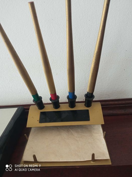 Calendário e porta canetas antigos