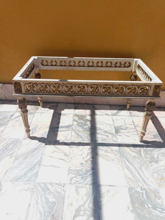 Mesa antiga em madeira - com trabalhado