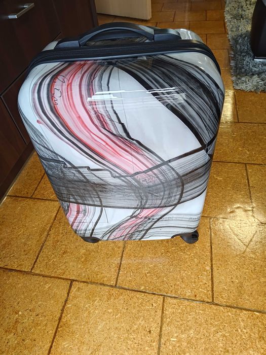 Limitowana walizka kabinowa.