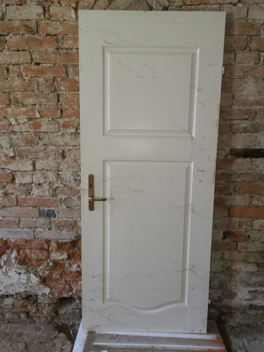 Zestaw 8 szt. drzwi wewnętrznych z klamkami, zamkami. OPIS