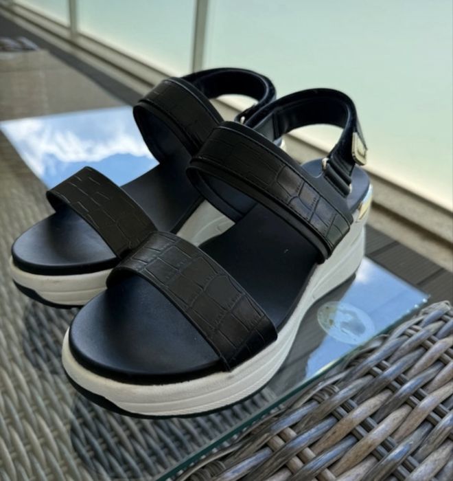 Sandalias pretas tacao cunha marca Aldo