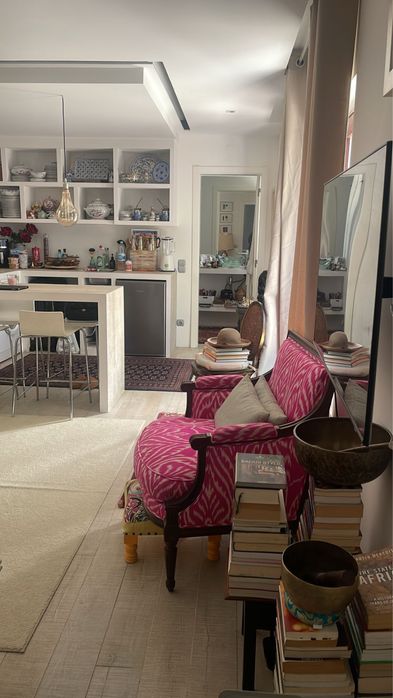 Cadeirao madeira e forrado frente e verso em seda