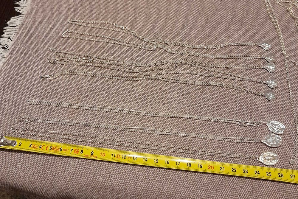 10 łańcuszków z medalikami