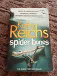 Книга-Kathy Reichs "Spider Bones ".