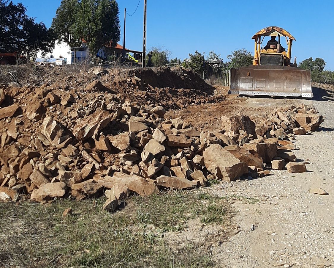 Serviços giratória, retroescavadora, cisterna, limpeza de mato