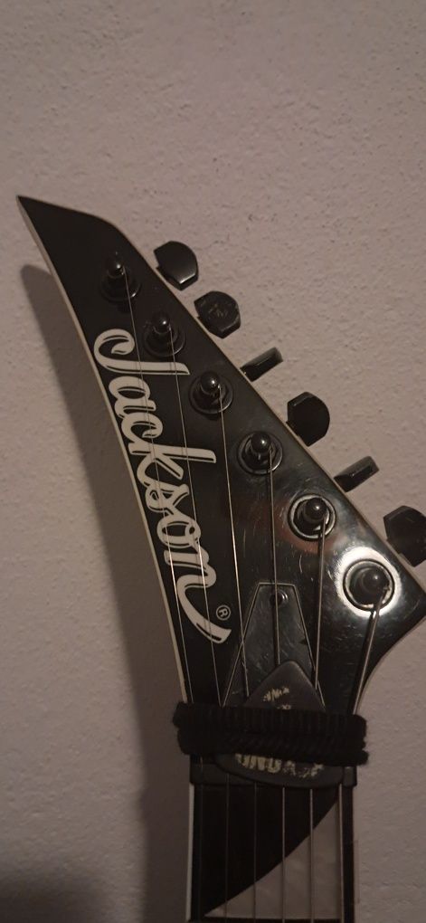 Jackson Dinky J22  Left-handed - preta
Rated 4.4/5