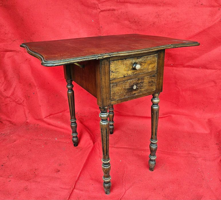 Mesa holandesa com abas e gavetas