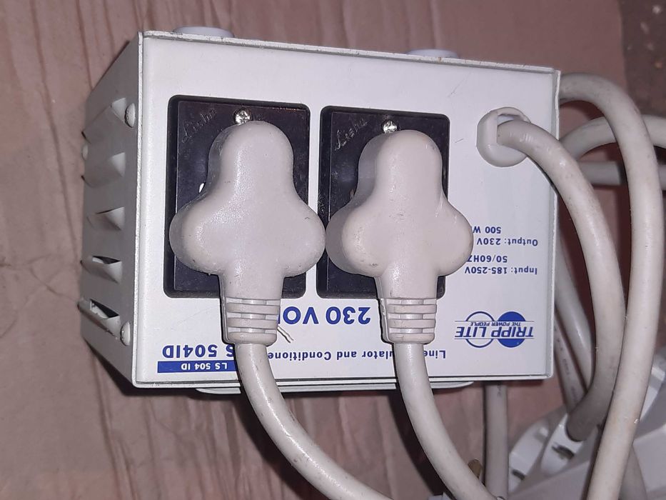 Стабилизатор/кондиционер электропитания Tripp Lite.