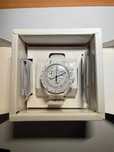 Omega x Swatch SO33W700 Snoopy: Must-have dla Fanów Snoopy