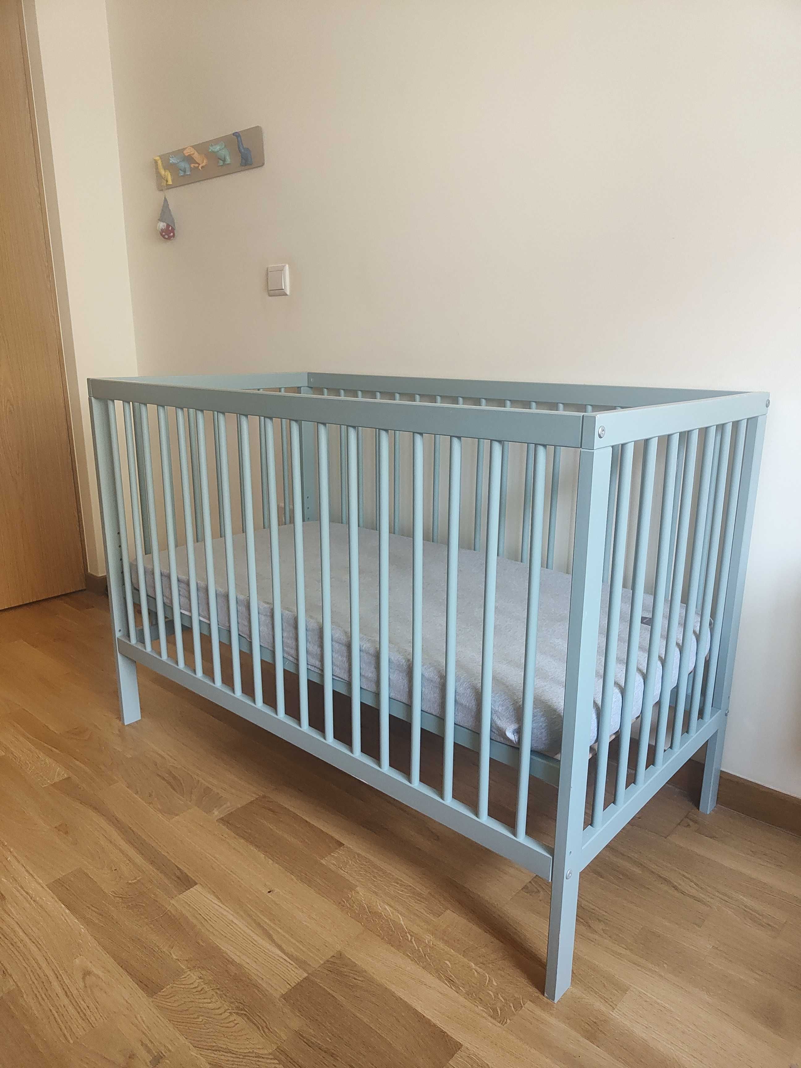 Cama de grades mokee com colchão e gaveta