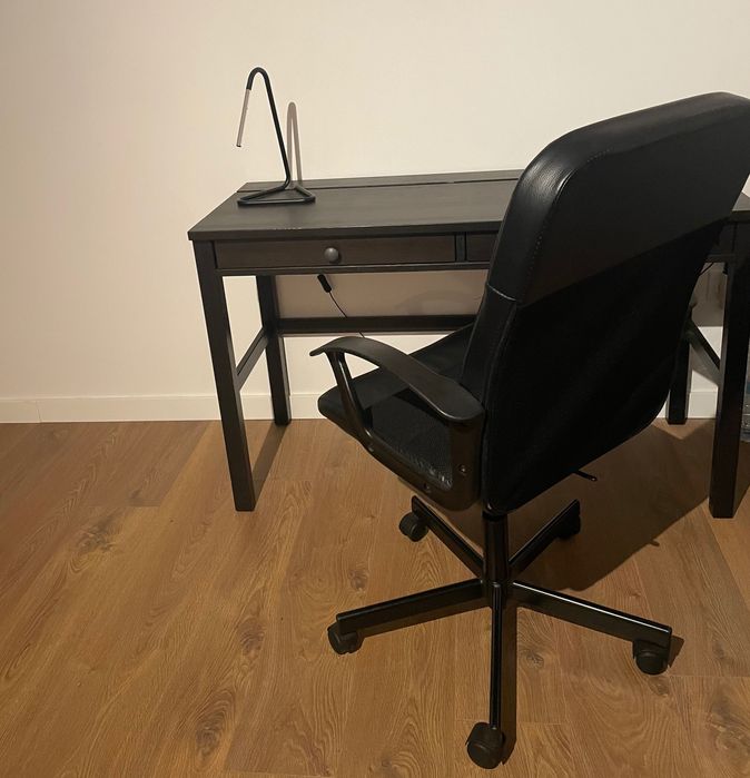 Secretária e cadeira