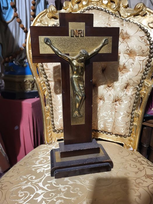 Stary drewniany krzyż pasyjka